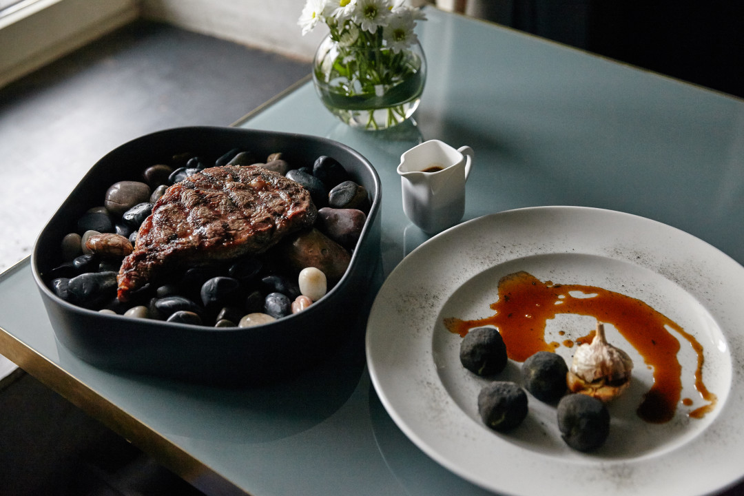 Стейк с печёным чесноком