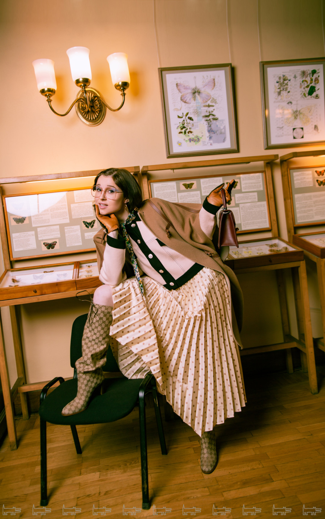 Кардиган и юбка Sandro (Au Pont Rouge), кейп Burberry, блуза с бантом Celine, перчатки и сапоги Gucci, оправа Dior, сумка Ratio et Motus (все — ДЛТ