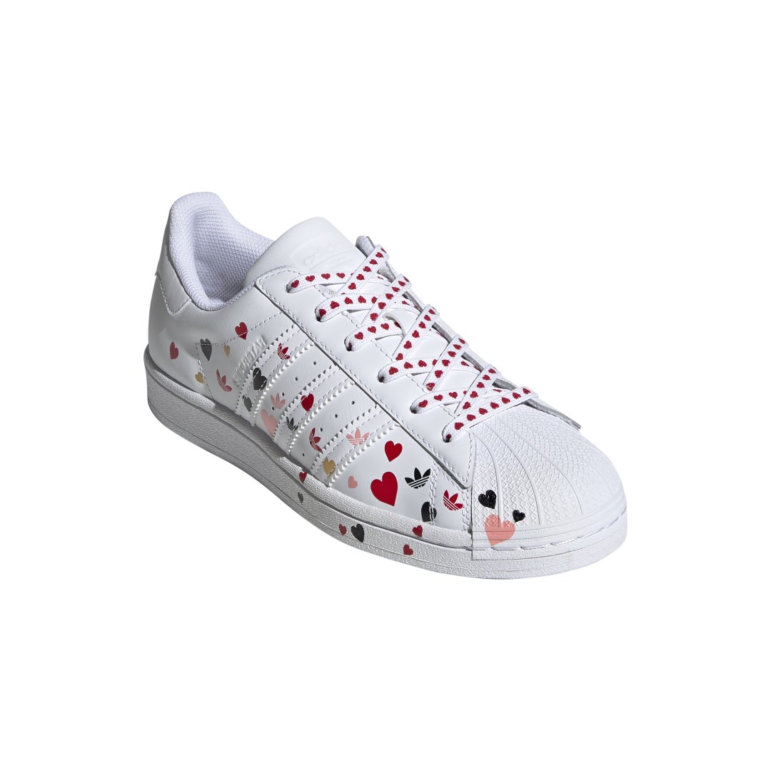 Кроссовки Superstar Adidas, 7 999 рублей (ТРЦ «Галерея»)