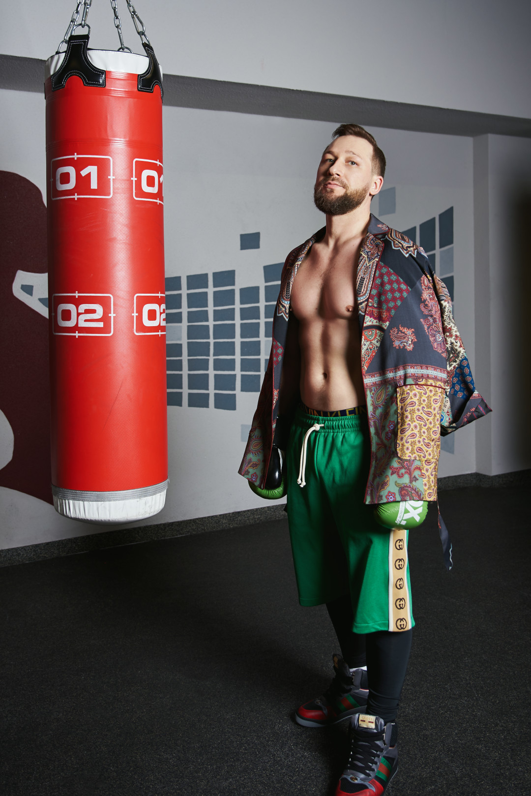 кроссовки, шорты–все Gucci, жакет Etro