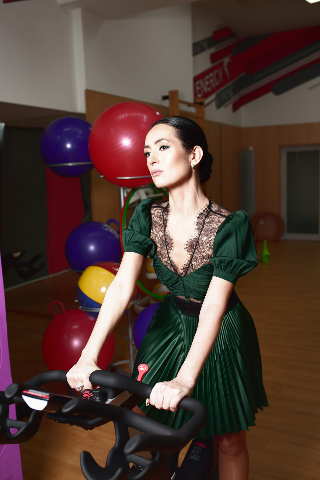 Платье Self-Portrait, кроссовки Puma, кольцо, серьги – все @more_likov