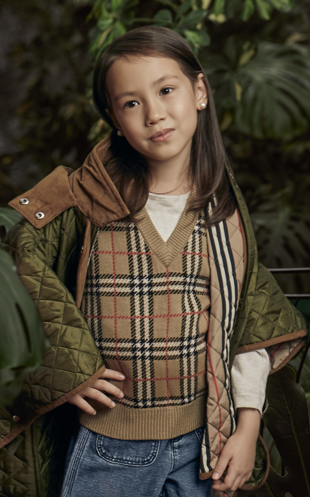 Кейп, жилет и джинсы Burberry (все — ДЛТ)