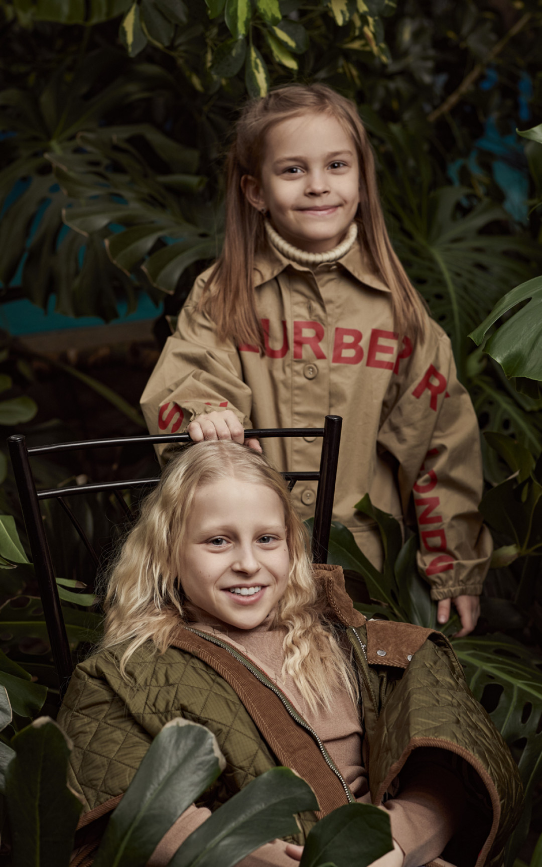 На Иларии: джемпер Stone Island, платье-рубашка Burberry; на Тане: бадлон Joseph, кейп Burberry (все — ДЛТ)