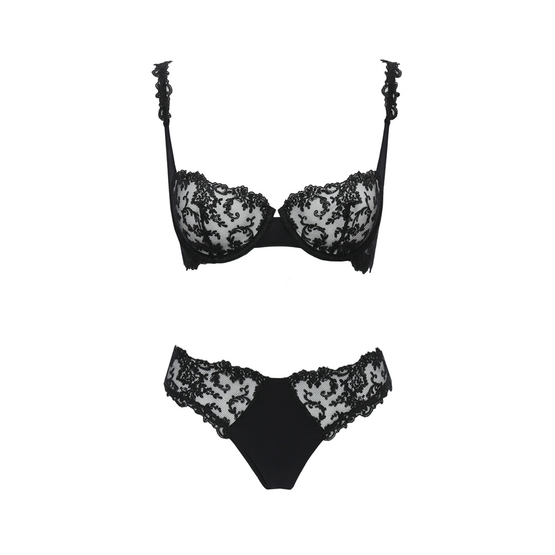 Бюстгальтер La Perla, 28 850 рублей, трусики La Perla, 15 550 рублей (La Perla)