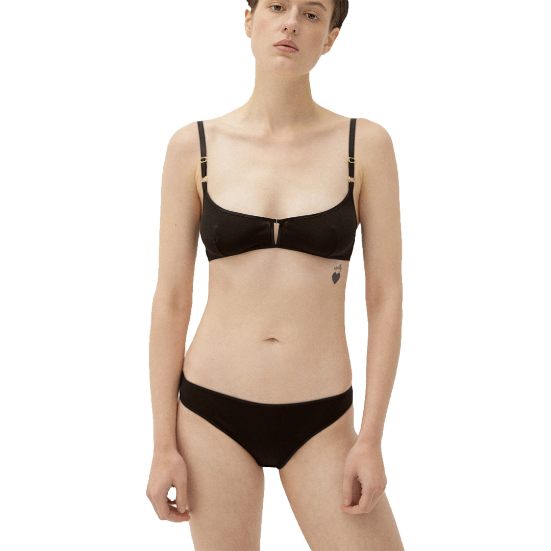 Бра Corporelle Lingerie, 4 999 рублей, трусики Corporelle Lingerie, 2 990 рублей (Corporelle Lingerie)