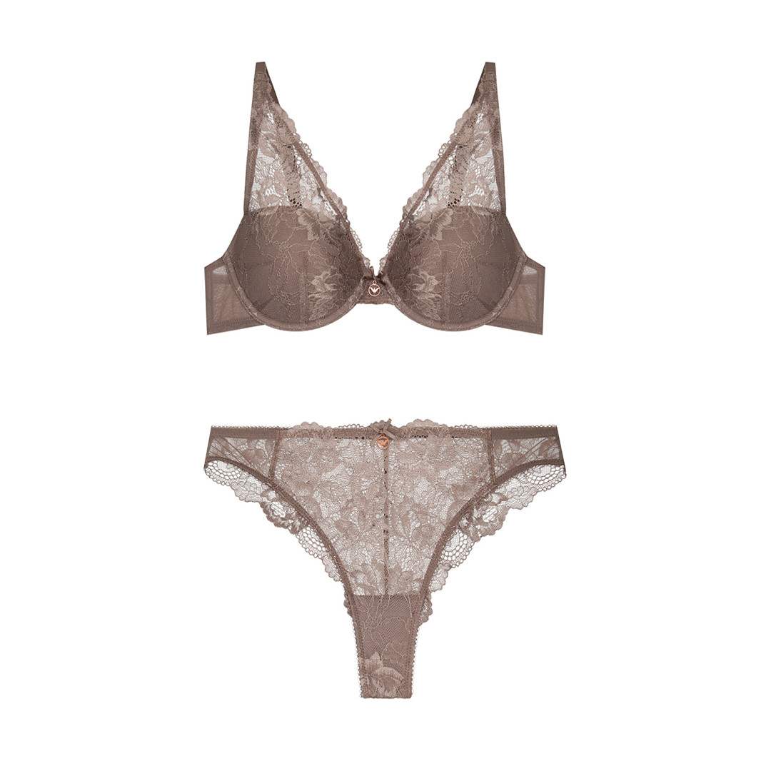 Бюстгральтер Emporio Armani, 3 640 рублей, трусики Emporio Armani, 2 170 рублей (Babochka)