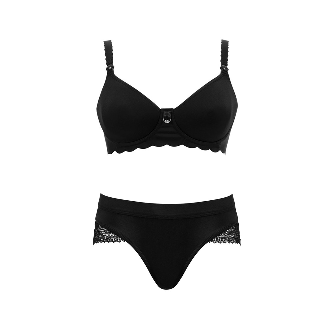 Бюстгальтер Cache Coeur, 7 499 рублей, трусики Cache Coeur, 2 999 рублей («Кенгуру»)