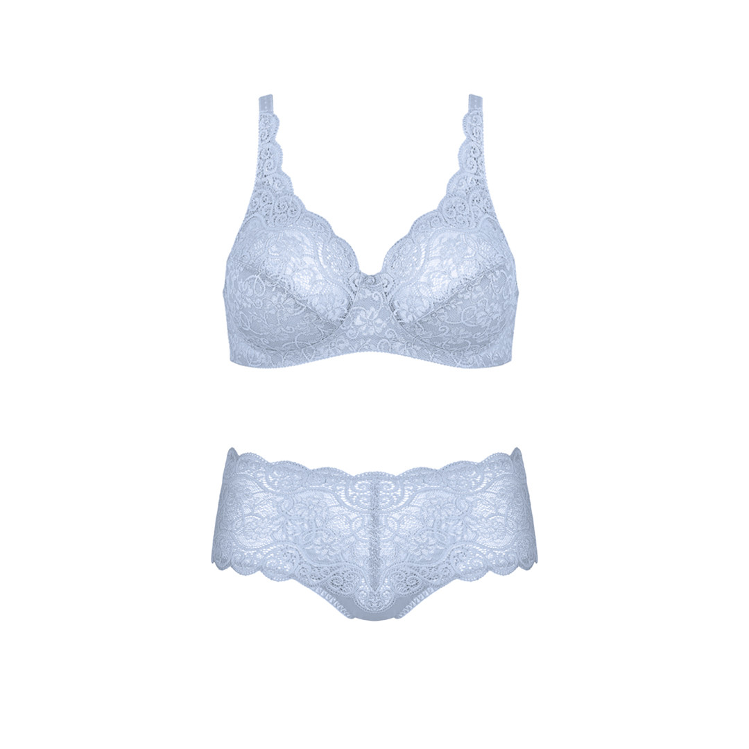 Бюстгальтер Triumph, 4 199 рублей, трусики Triumph, 2 399 рублей (ТРЦ «Галерея»)