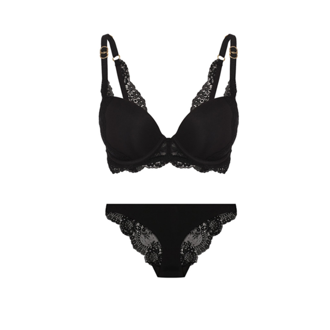 Бюстгальтер Stella McCartney, 5 995 рублей, трусики Stella McCartney, 2 995 рублей (ДЛТ)