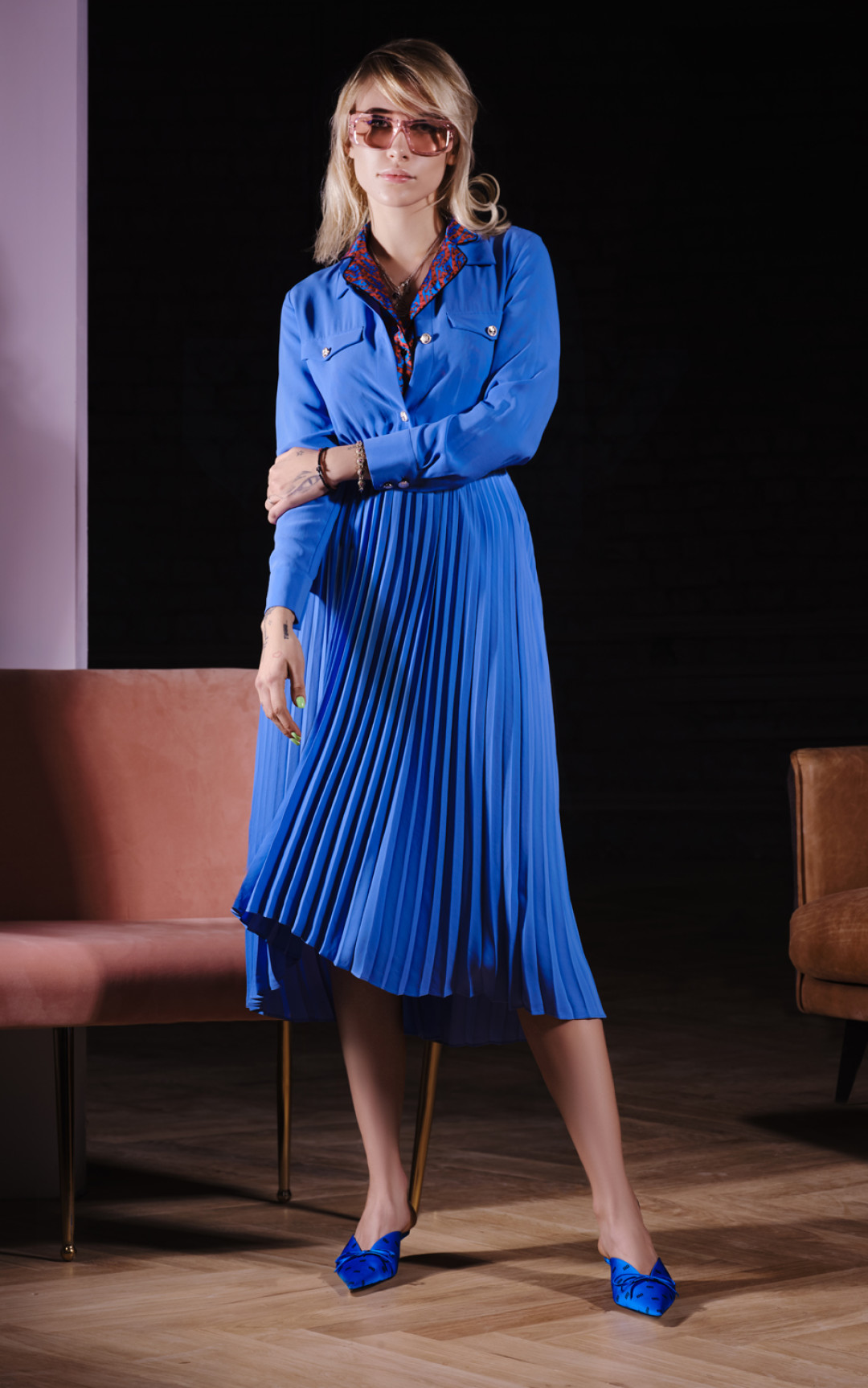 Платье Maje, рубашка Sandro (все — Au Pont Rouge), мюли Balenciaga, очки Tom Ford (все — ДЛТ)