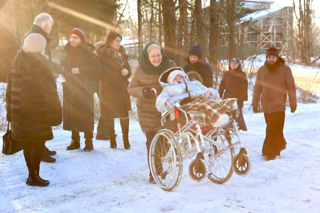 Президент организации Мария Островская с жительницей дома