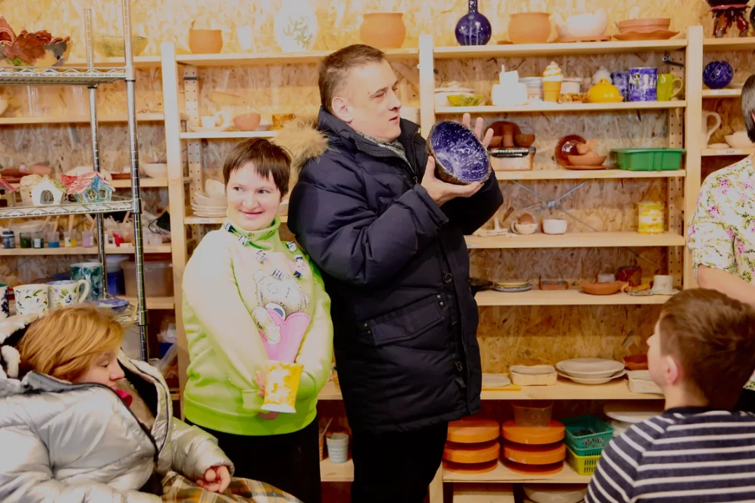 Жители дома Сергей, Любовь и Юлия в керамической мастерской