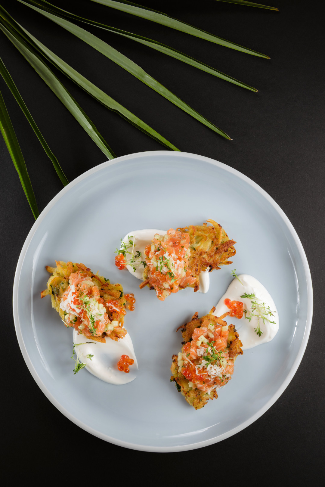 Тартар из семги на картофельных драниках