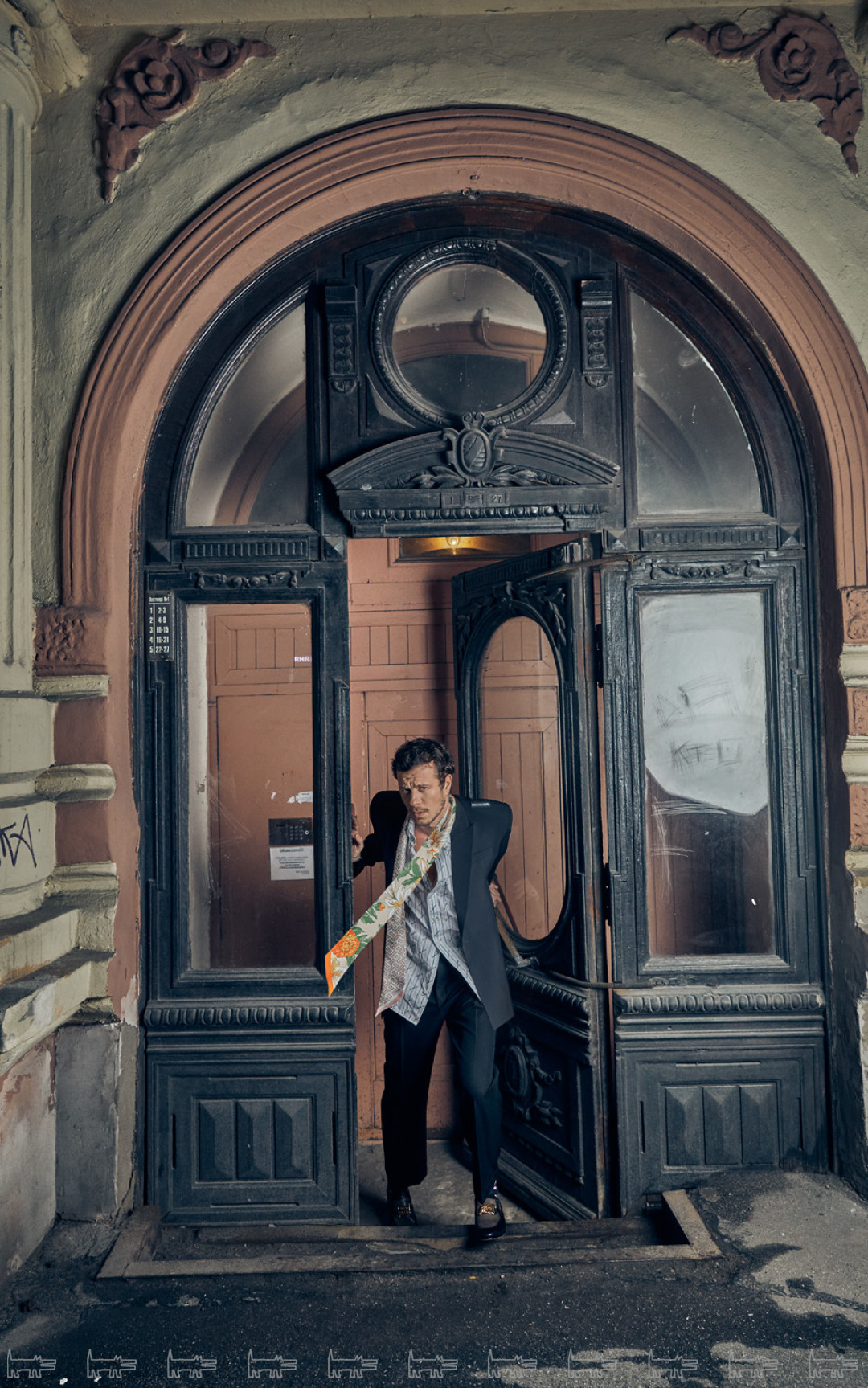 Блейзер и рубашка Balenciaga, платок Burberry, брюки Celine, лоферы Gucci (все — ДЛТ)