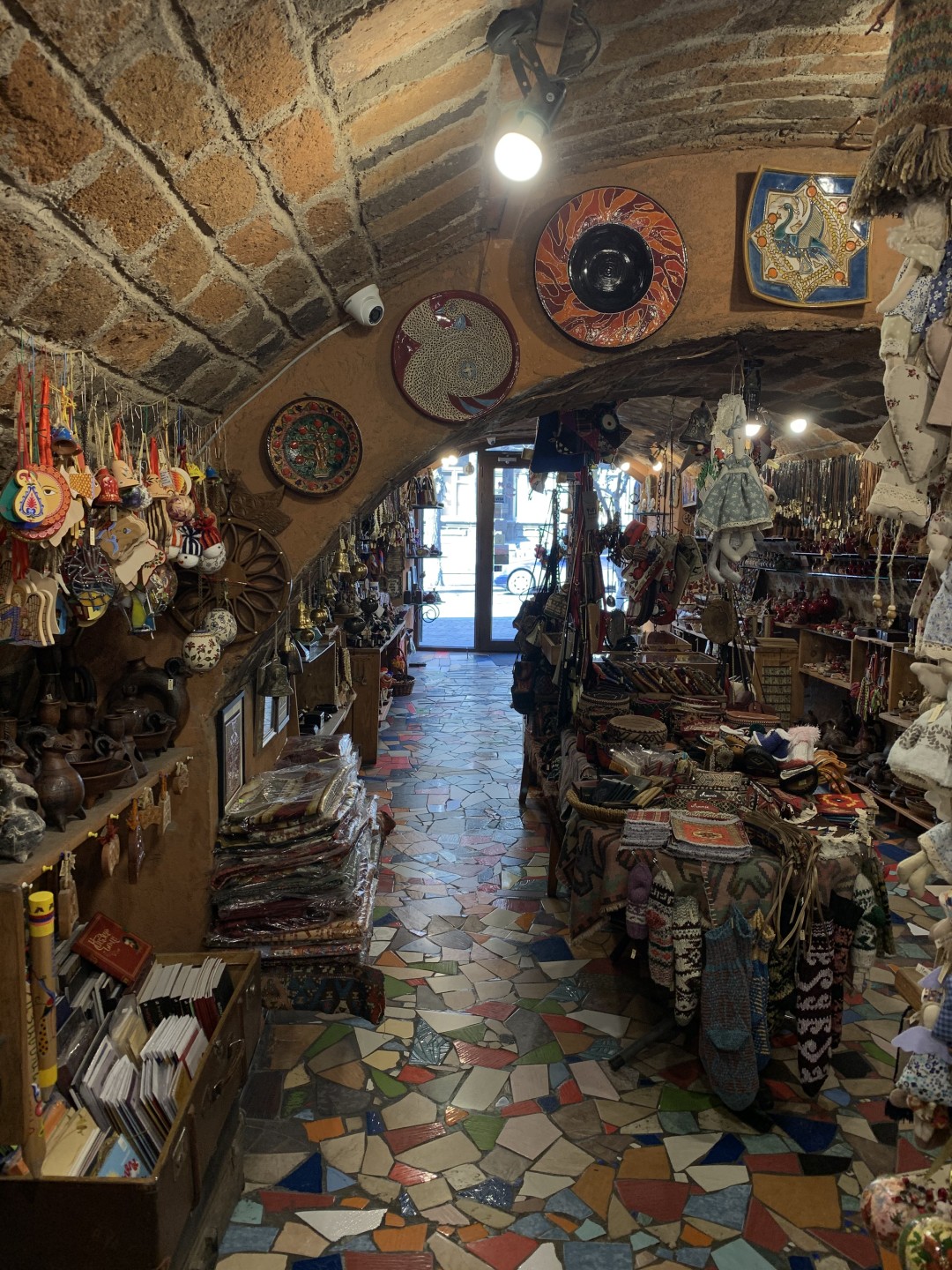 Загляните в Dalan Art Gallery and Cafe — приятно удивитесь многообразию, колориту и ценам.