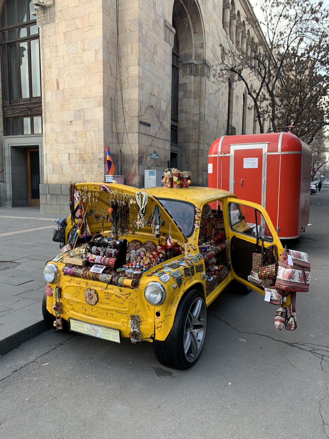 Сувенирный car-shop-ларек по-еревански.
