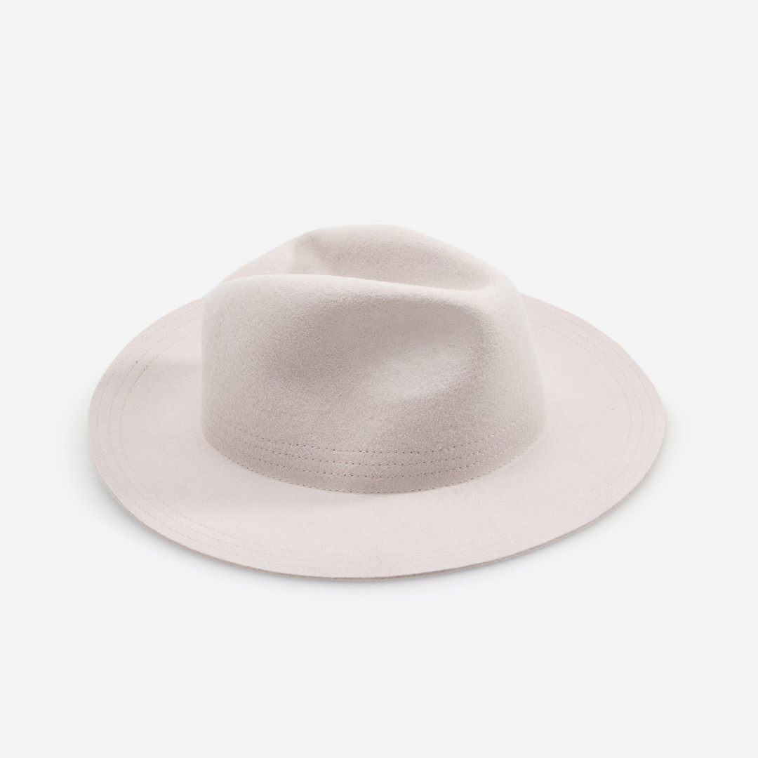 Шерстяная шляпа Reserved, 1 699 рублей (ТРЦ «Галерея»)