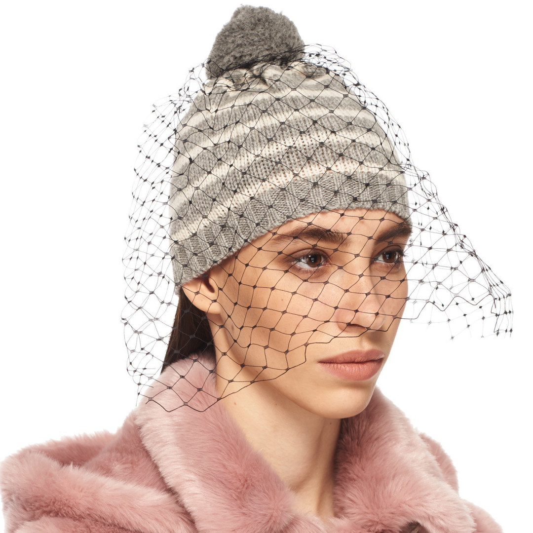 Шапка с принтом и вуалью Bernstock Speirs, 2 750 рублей (Au Pont Rouge)