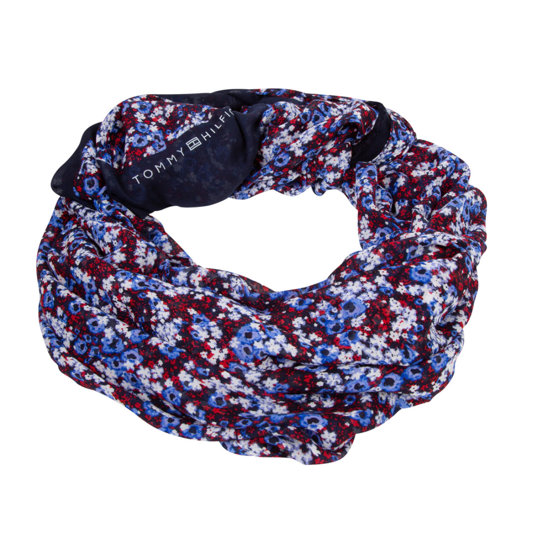 Платок Tommy Hilfiger, 3 990 рублей (Универмаг «Московский»)