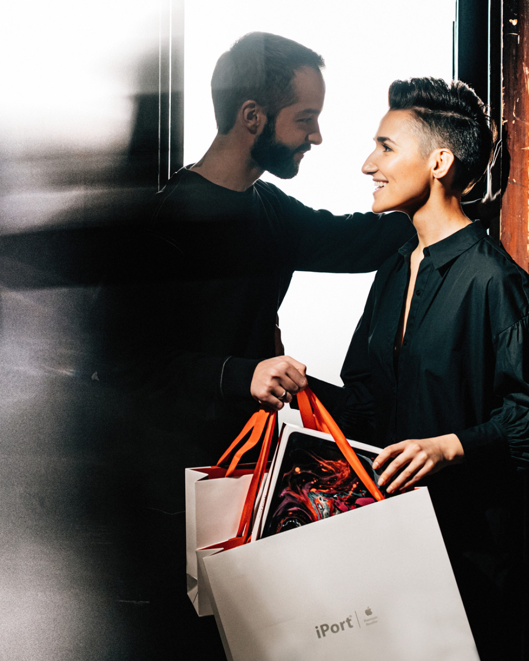 У Сони в руках iPad Pro 12,9 Wi-Fi + Cellular 64GB