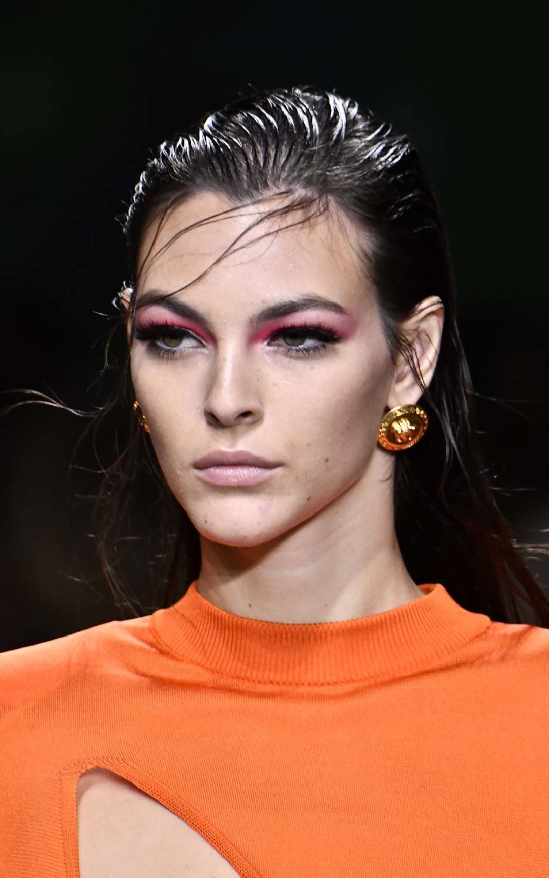 Модель на показе Versace, весна–лето 2020