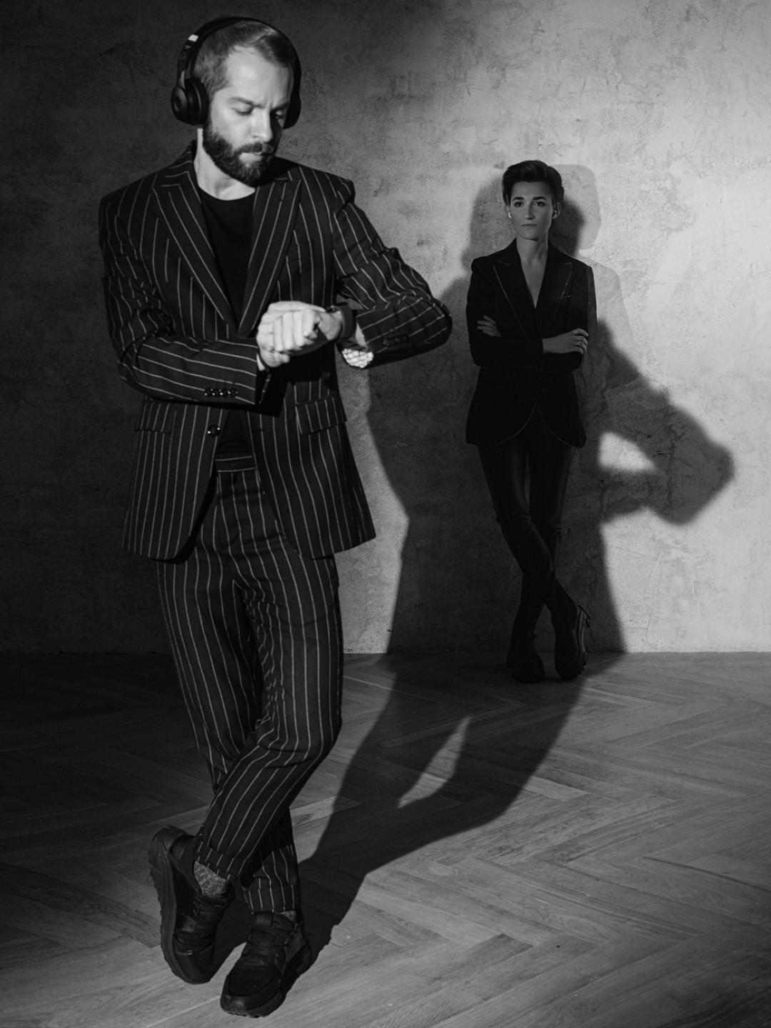 На Илье часы Apple Watch Series 5 GPS и беспроводные наушники Beats Solo Pro, на Соне наушники Apple AirPods