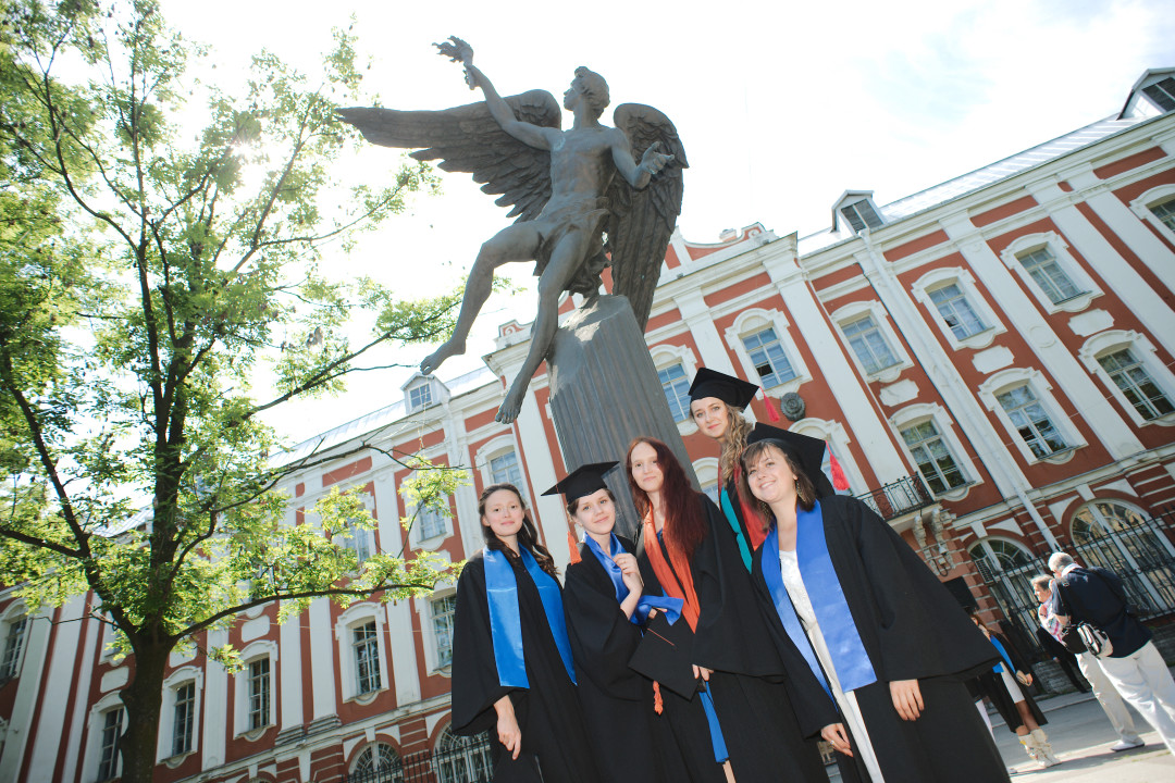 С друзьями на выпускном из СПбГУ