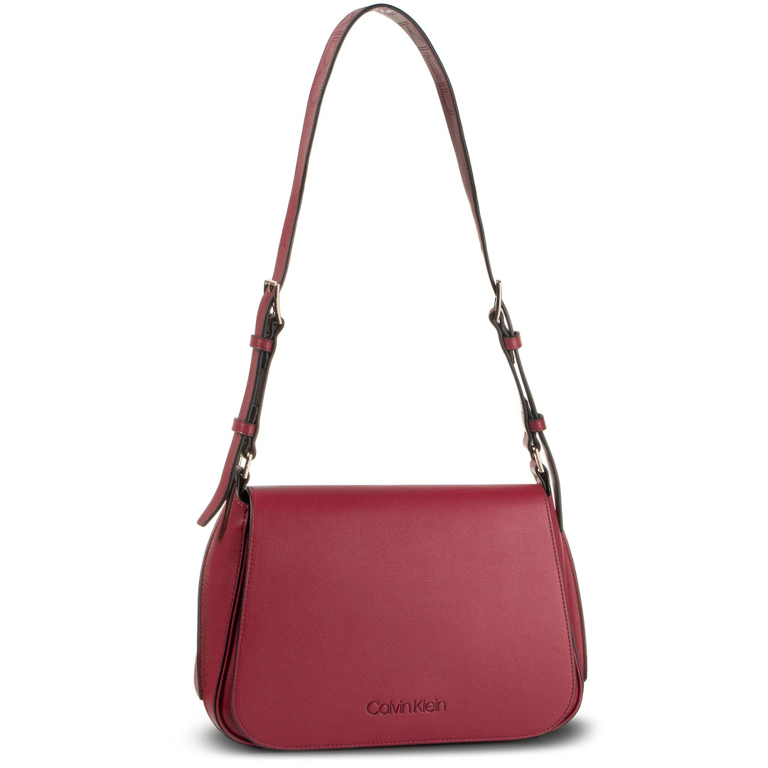 Сумка Calvin Klein, 12 900 рублей (ТРЦ «Галерея»)