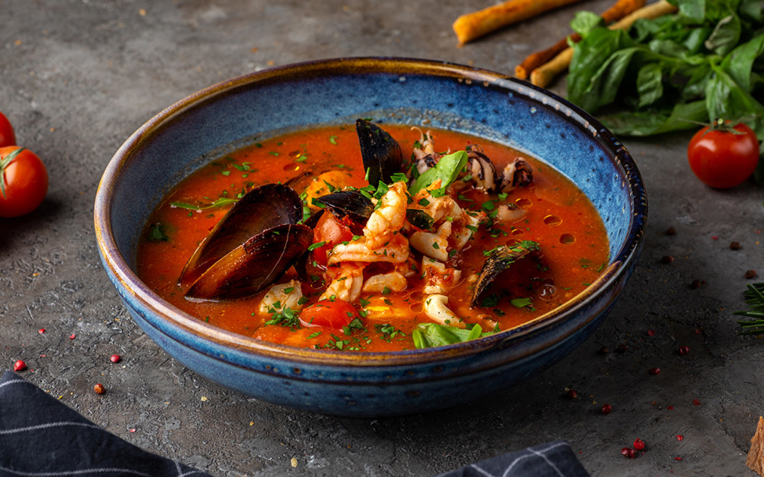 Суп с морепродуктами, 690 руб.