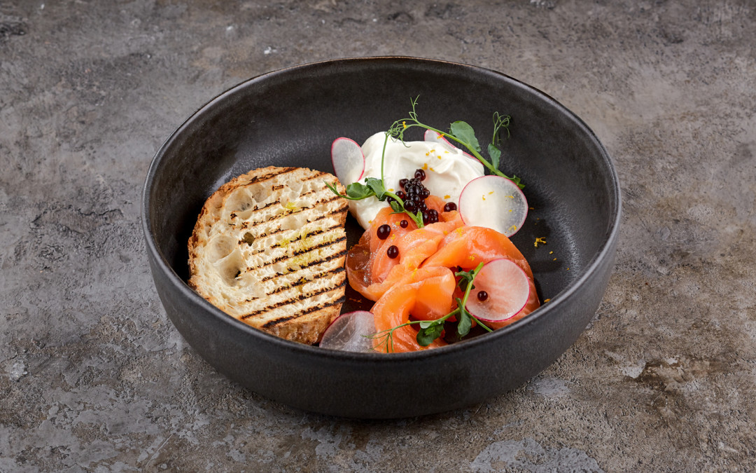 Чиабатта с лососем и сырным кремом, 390 руб.