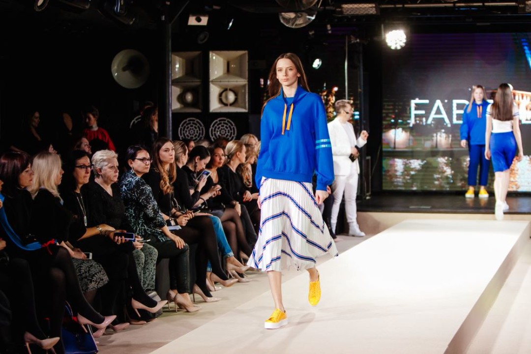 В коллекции Fabrlic воплотились актуальные силуэты и принты, яркая гамма цветов и разнообразные силуэты.