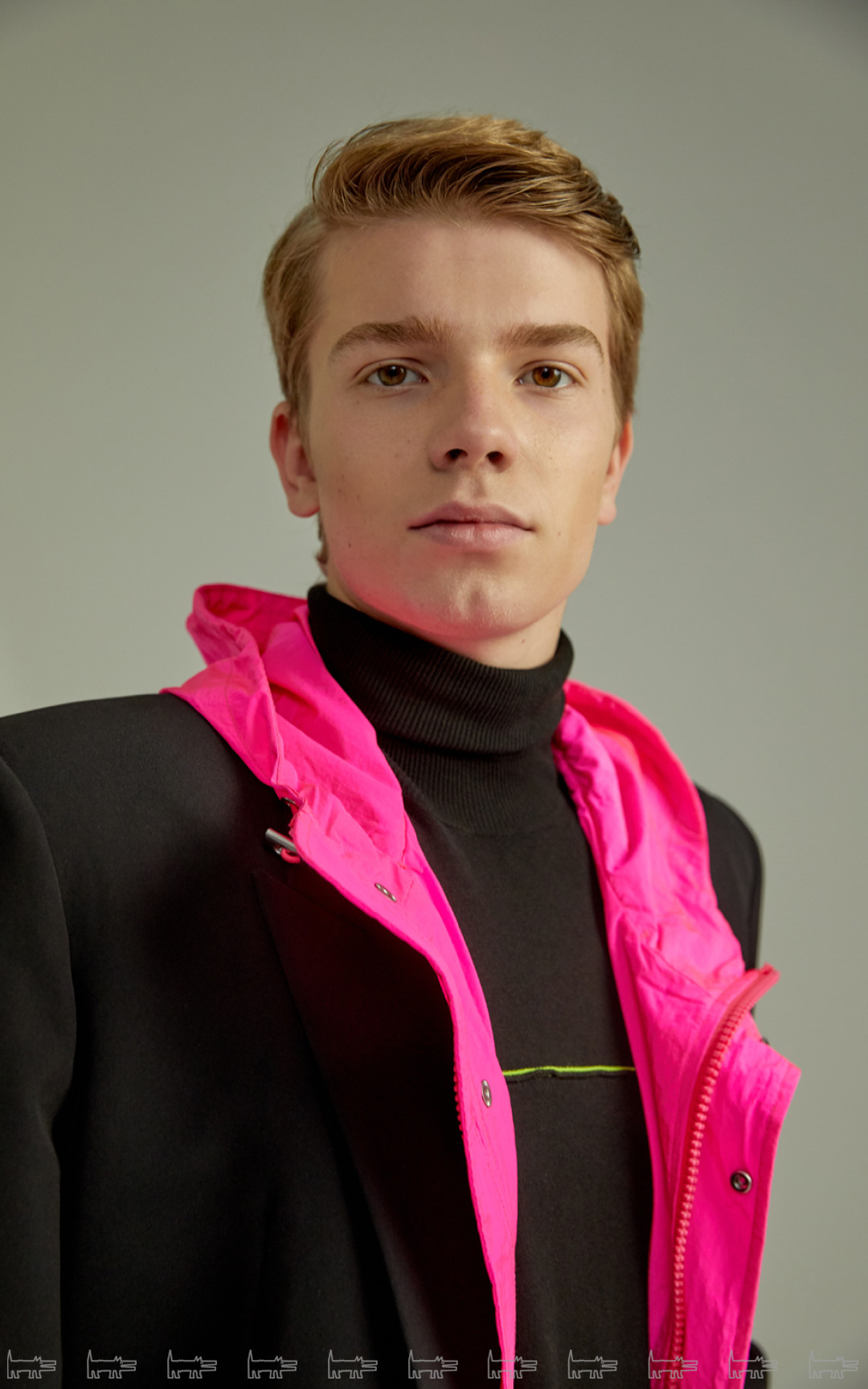 На Роберте: шапка Celine, маска Heron Preston, водолазка Maison Margiela, блейзер Balenciaga, джинсы Citizens of Humanity 3x1 (все — ДЛТ)