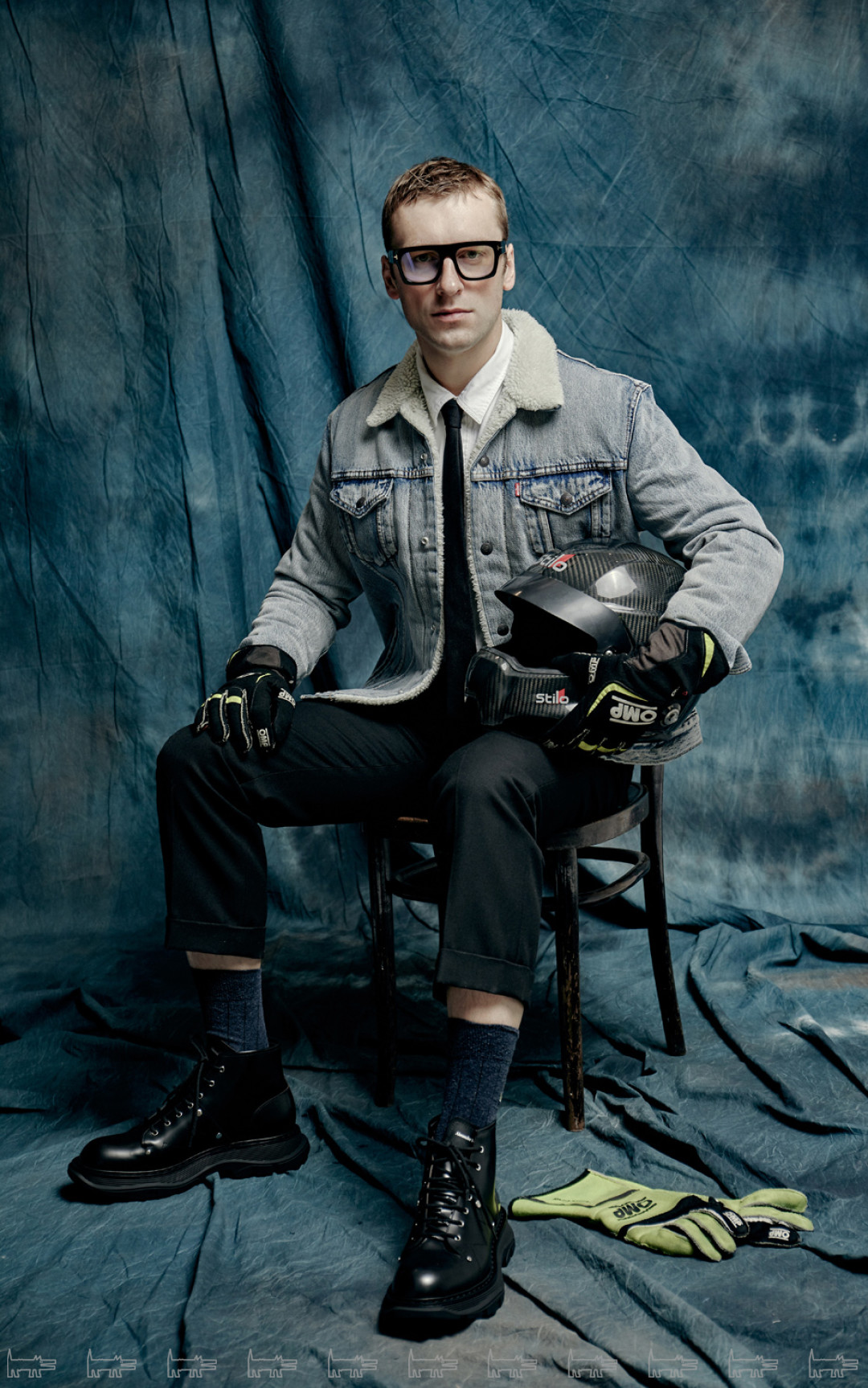 Брюки и галстук Celine, оправа Tom Ford, ботинки Alexander McQueen (все — ДЛТ), джинсовая куртка и сорочка Levi’s