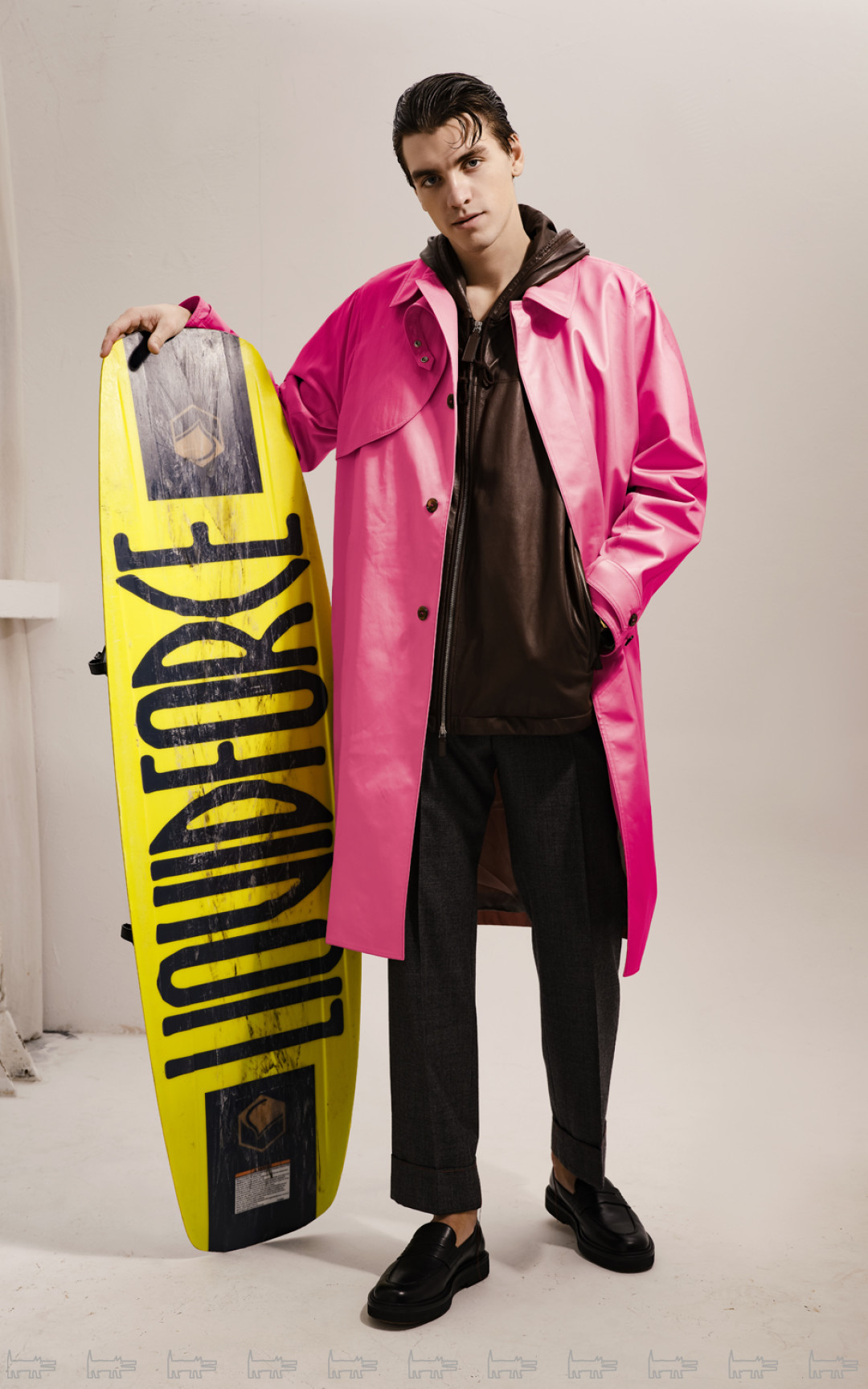 Кожаный свитшот Bottega Veneta, брюки Gucci (все — ДЛТ), лоферы Geox, плащ Dior Homme