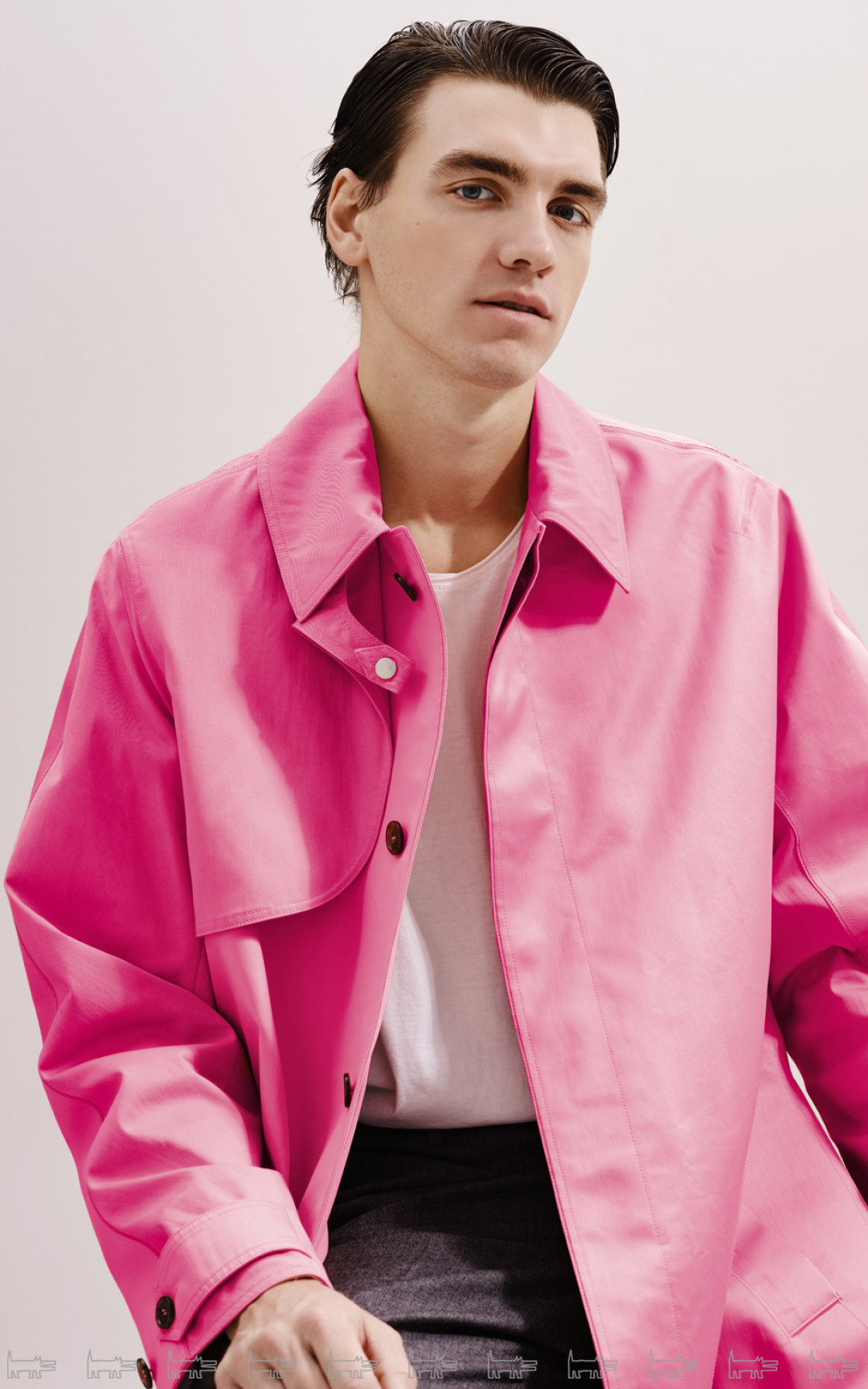 Плащ Dior Homme, футболка Levi’s, брюки Gucci (ДЛТ)