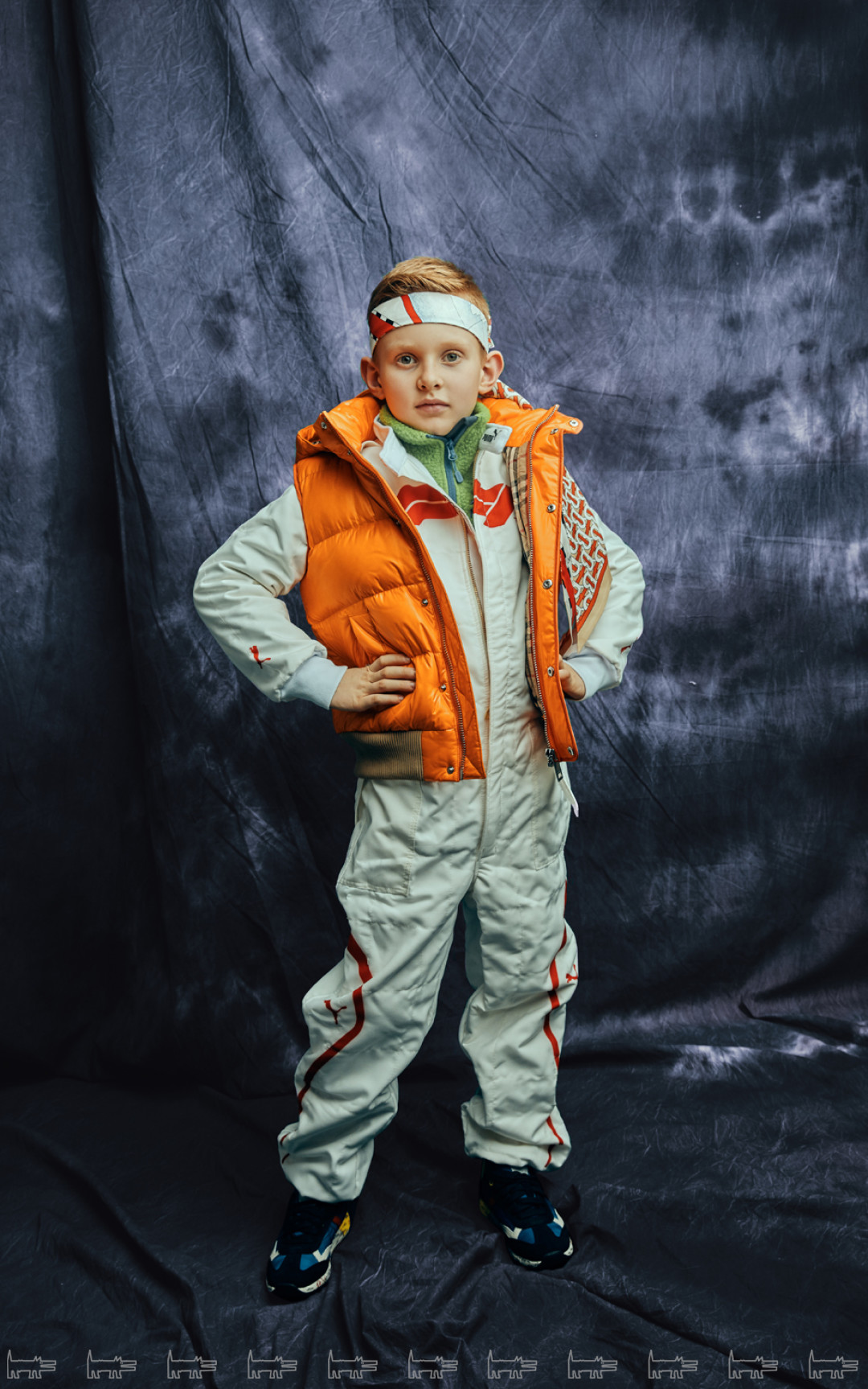 Платок и жилет Burberry, кофта Norveg (все — ДЛТ), кеды Geox