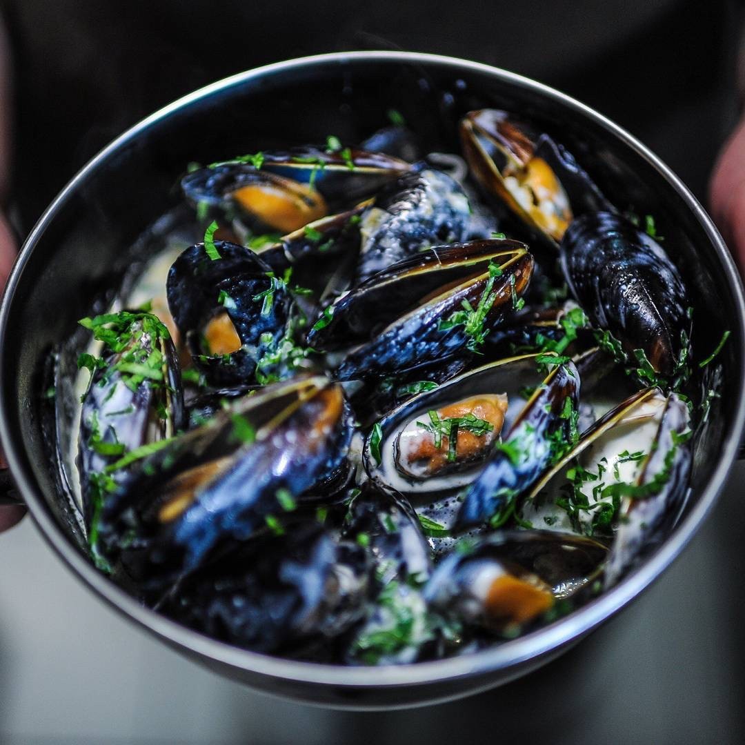 Мидии с белым вином, томатами и зеленью — 1490 ₽