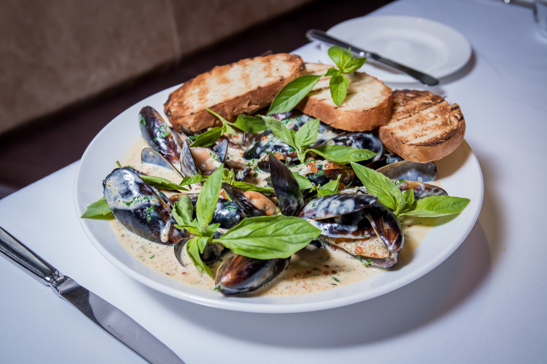 Мидии в икорном соусе — 290 ₽