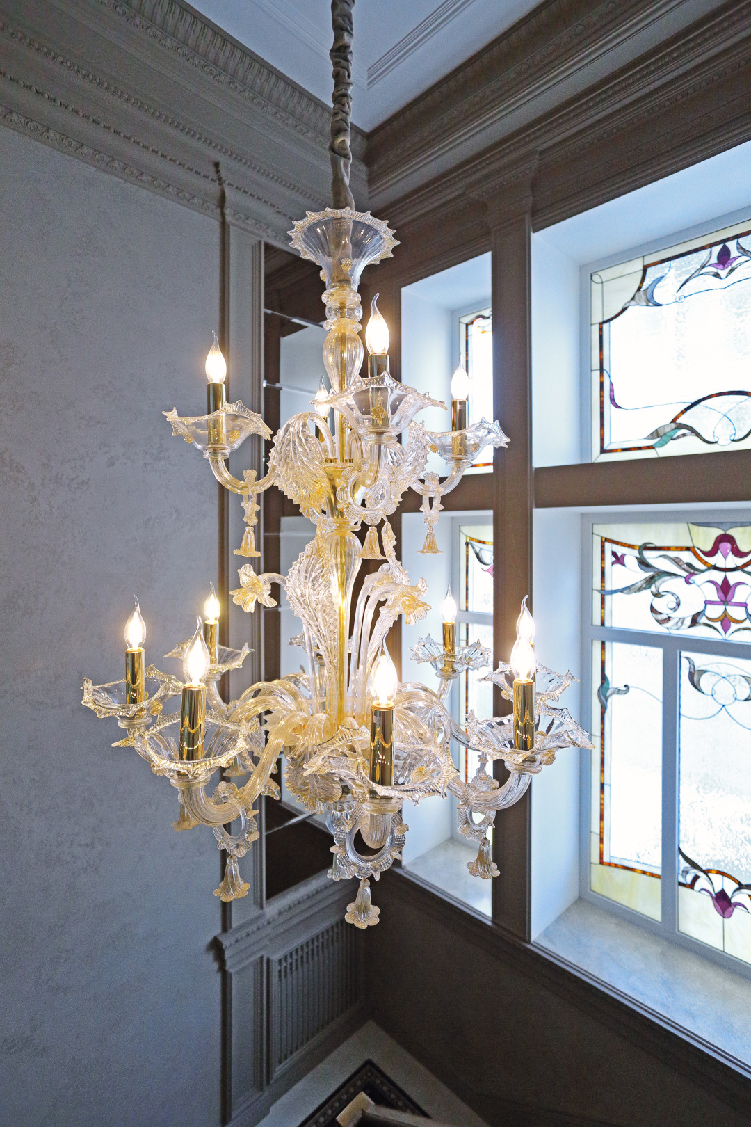 Благородная люстра — как в кино — важная часть интерьера. Она задает настроение с самого порога отеля (Unison Мебель)