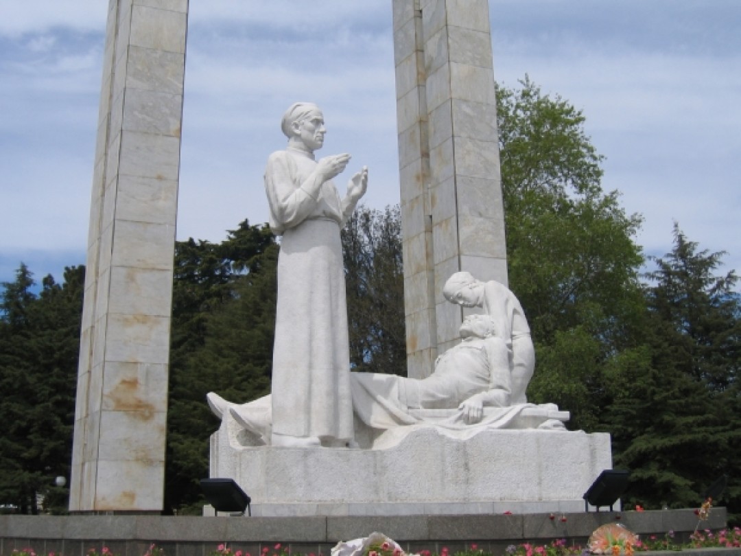 Памятник подвиг. Памятник в Сочи- город госпиталь. Памятники ВОВ В Сочи. Подвиг во имя жизни Сочи. Памятники героям Великой Отечественной войны в Сочи.