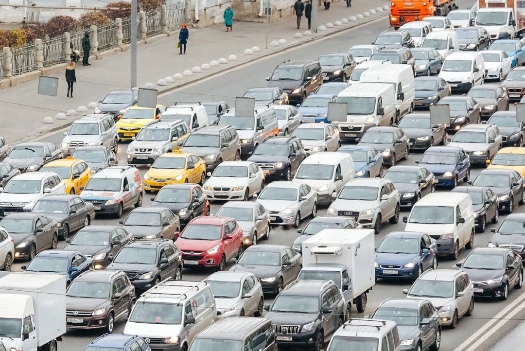 Люди из этих машин комфортно поместились бы в несколько трамваев