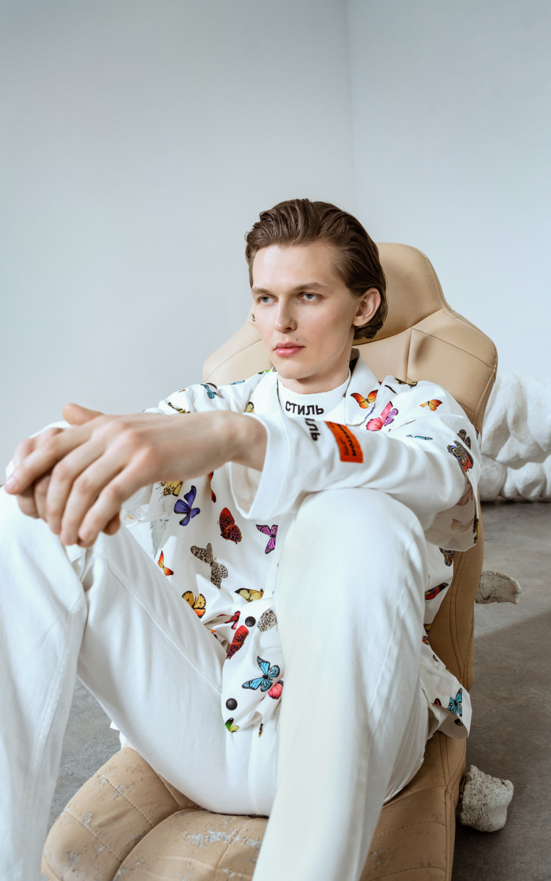 На Никите: сорочка с короткими рукавами Palm Angels, футболка Heron Preston, джинсы Balenciaga (все — ДЛТ)