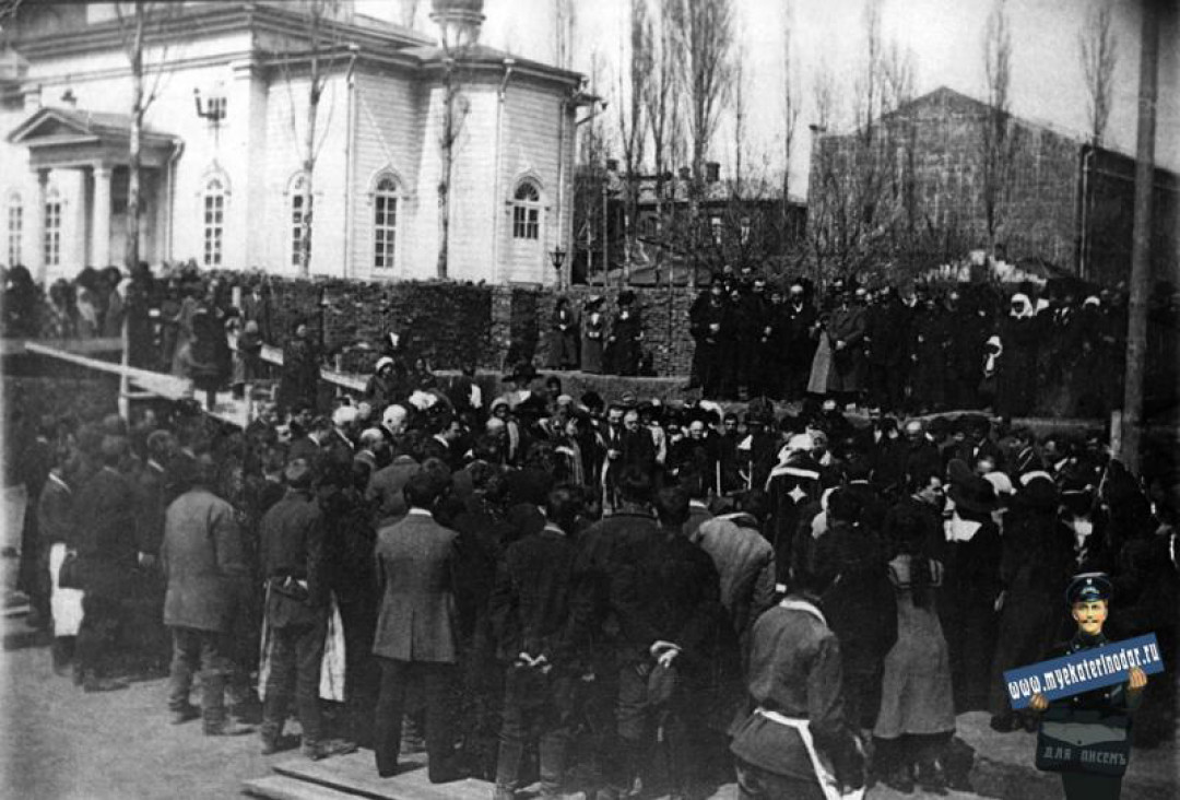 Екатеринодарцы собрались на торжественную закладку дома Тарсовых. 24 марта 1913 года