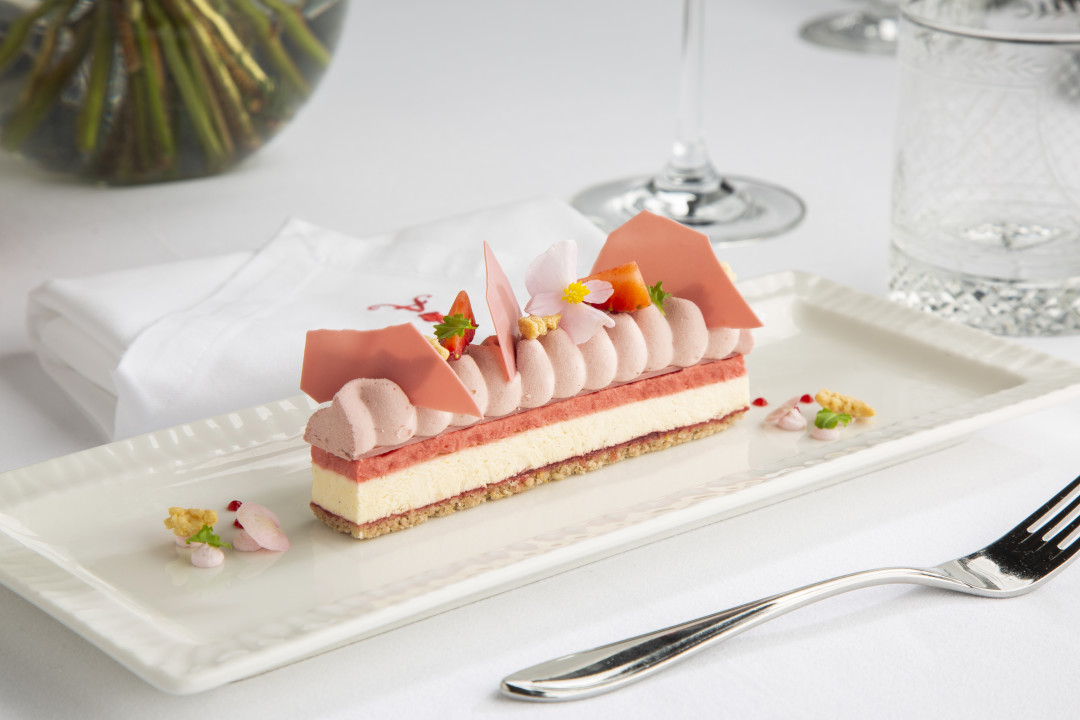 Мусс с розовым грейпфрутом и игристым вином с красными ягодами и руби-шоколадом в меню «Астории»