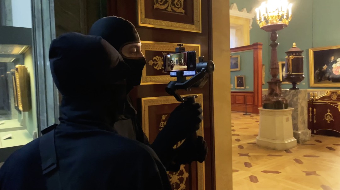 Операторы носили специальные черные костюмы и маски, чтобы минимизировать «отражения» в зеркальных поверхностяхƒ