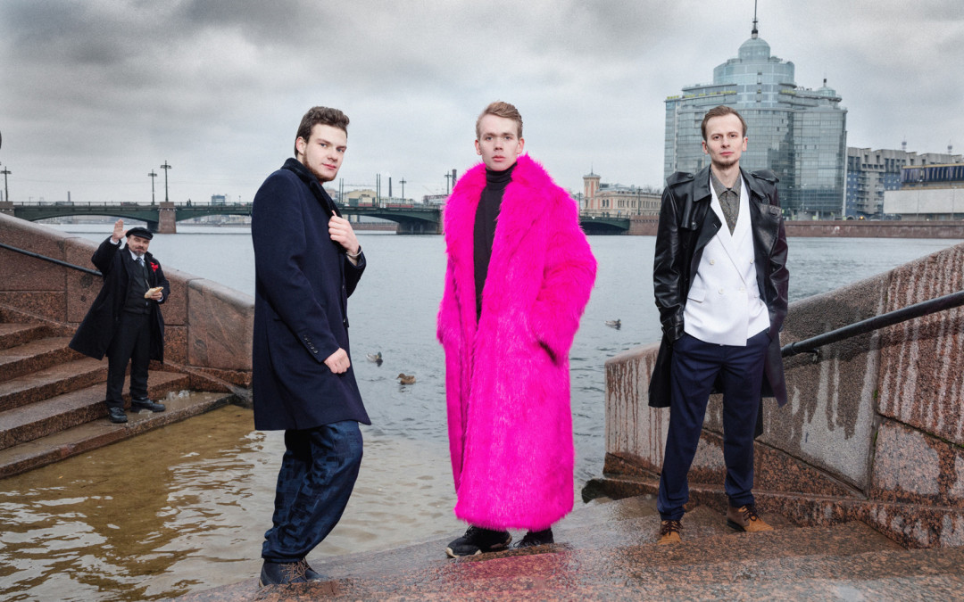 Создатели термина «капром» Гавриил Малышев, Александр Семенов и Даниил Веретенников косплеят сериал «Бандитский Петербург» перед ЖК «Аврора», а