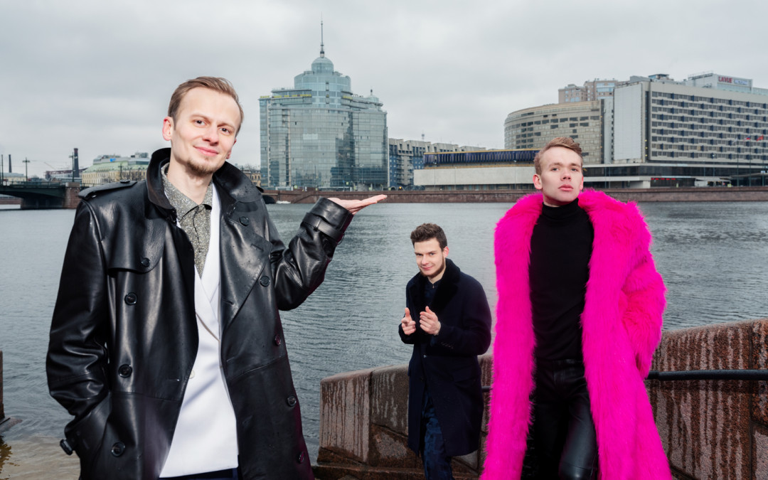 Слева направо: на Данииле: кожаный плащ Burberry, пиджак и рубашка Saint Laurent, брюки HUGO BOSS, на Гаврииле: пальто Andrea Campagna, костюм Giorgio