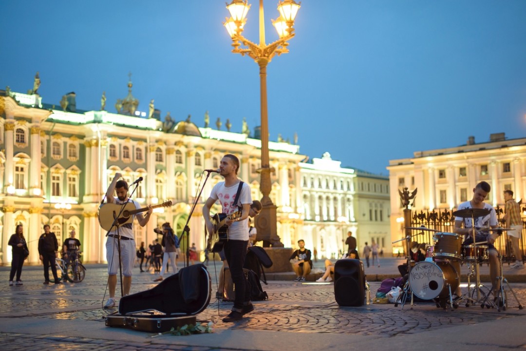 Люди на улицах санкт петербурга