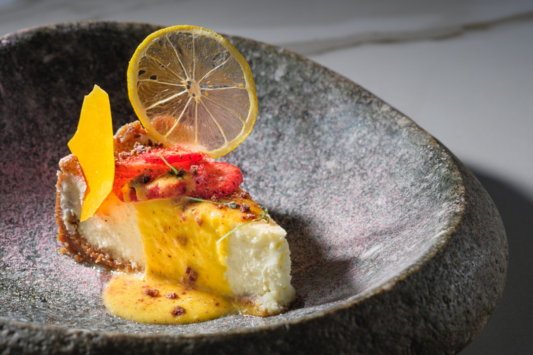 Чизкейк с манговым соусом