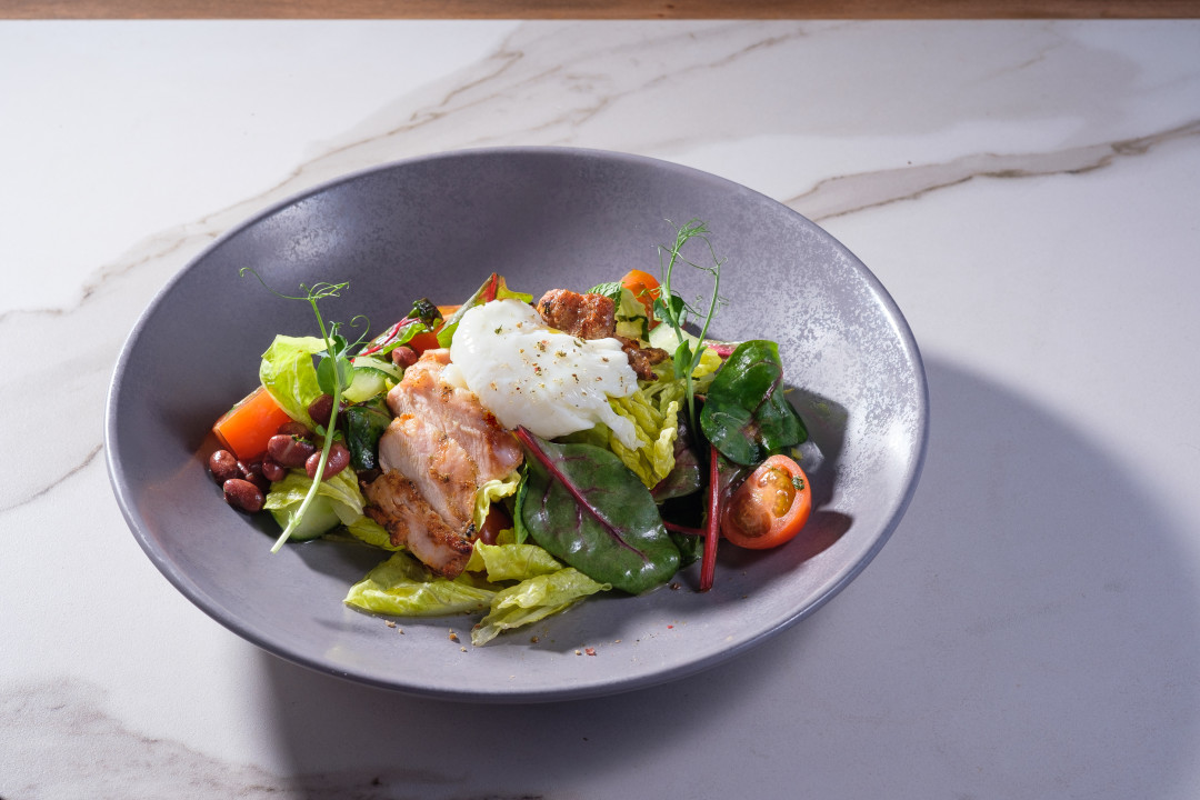 Салат с цыпленком и яйцом пашот